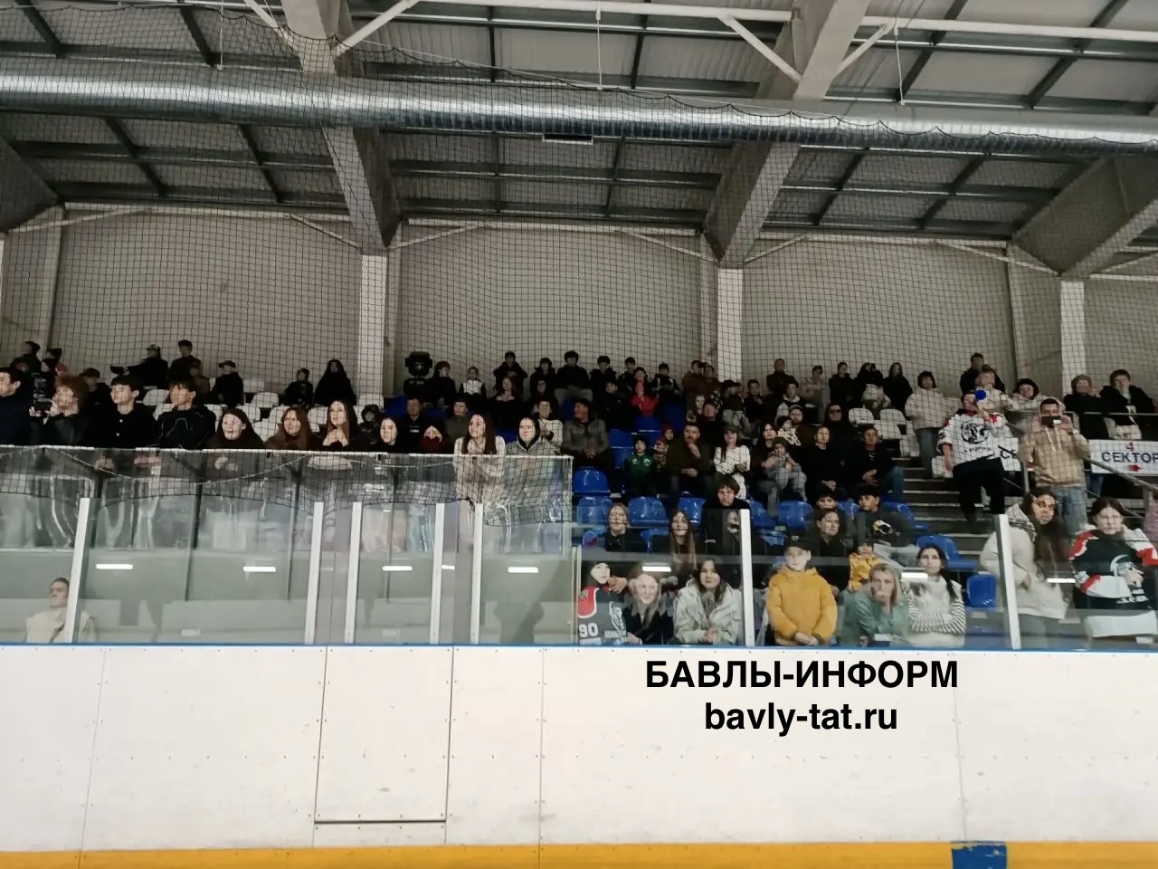 Трибуны провожали обе команды стоячими овациями