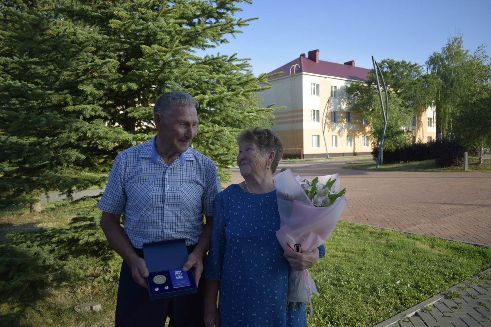 В Бавлинском районе чествовали семейную пару и школьников-медалистов |  07.07.2023 | Бавлы - БезФормата