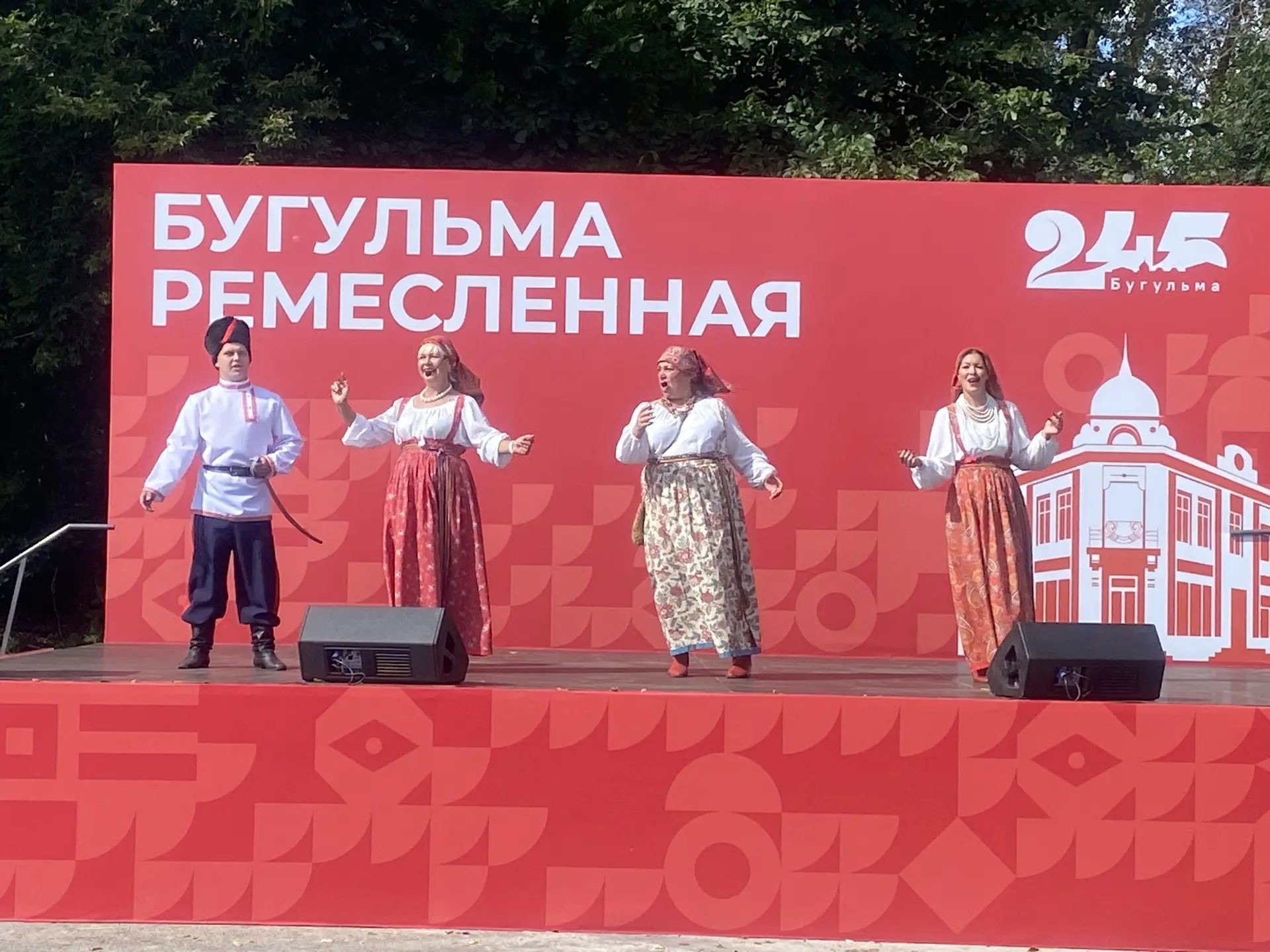 «Сударушка» не просто пела — коллектив дарил зрителям частичку своего сердца / Фото: архив СДК