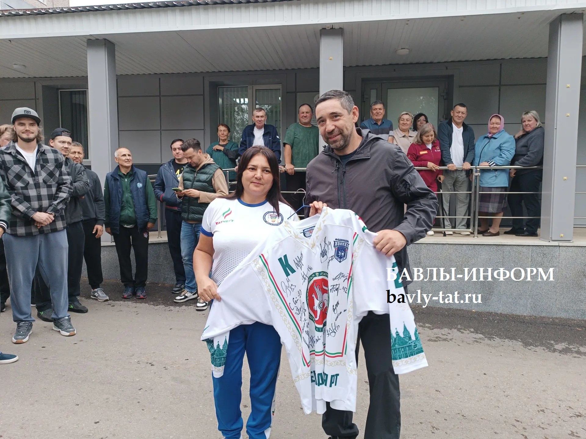 Данис Зарипов передал в дар центру фирменную футболку с автографами легендарных ветеранов «Ак Барса»