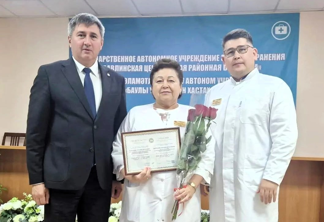Глава района поблагодарил медиков и вручил награды / Фото: Бавлинская ЦРБ