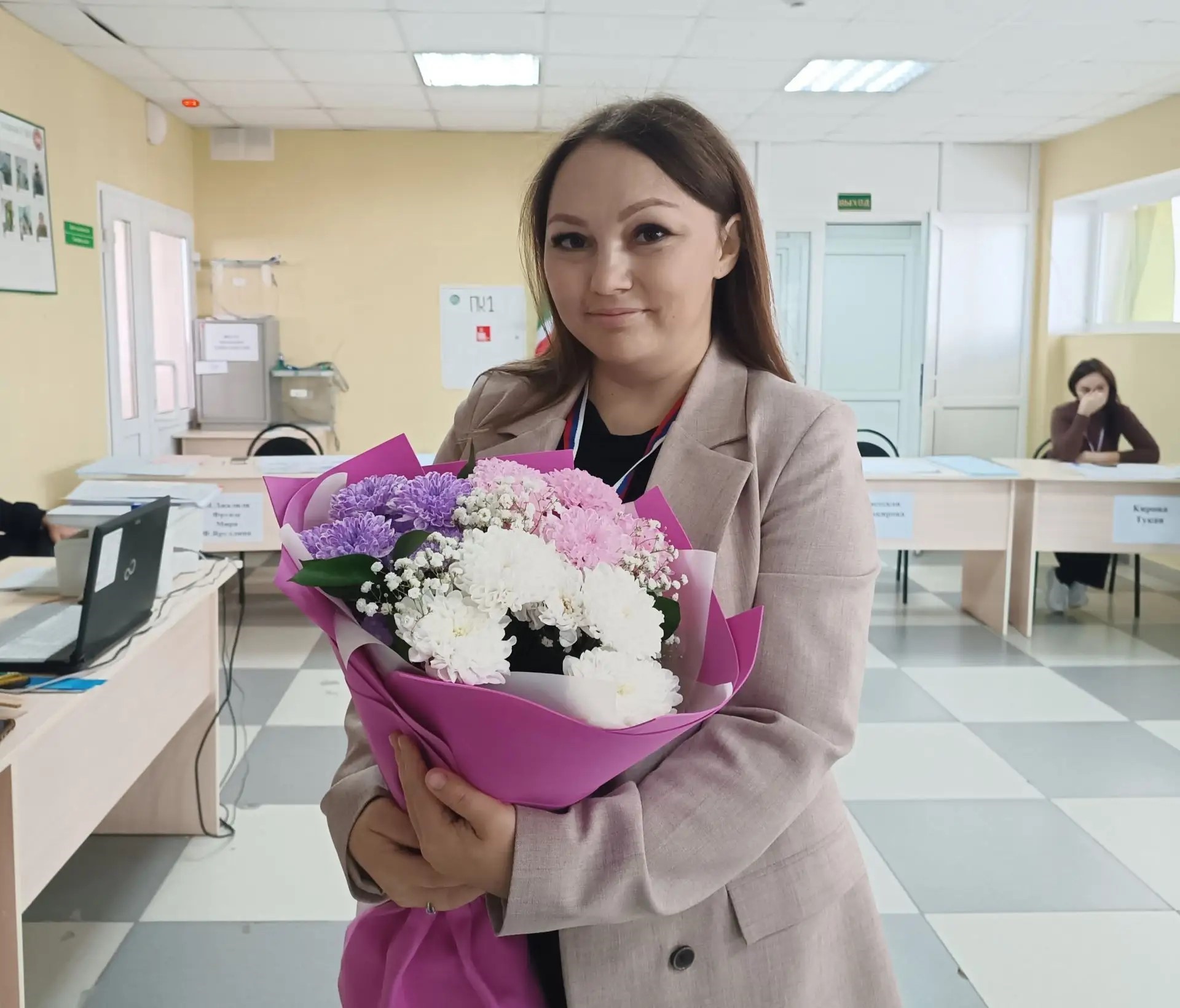 Коллеги поздравили Лейсан Гамирову с днём рождения прямо во время выборов