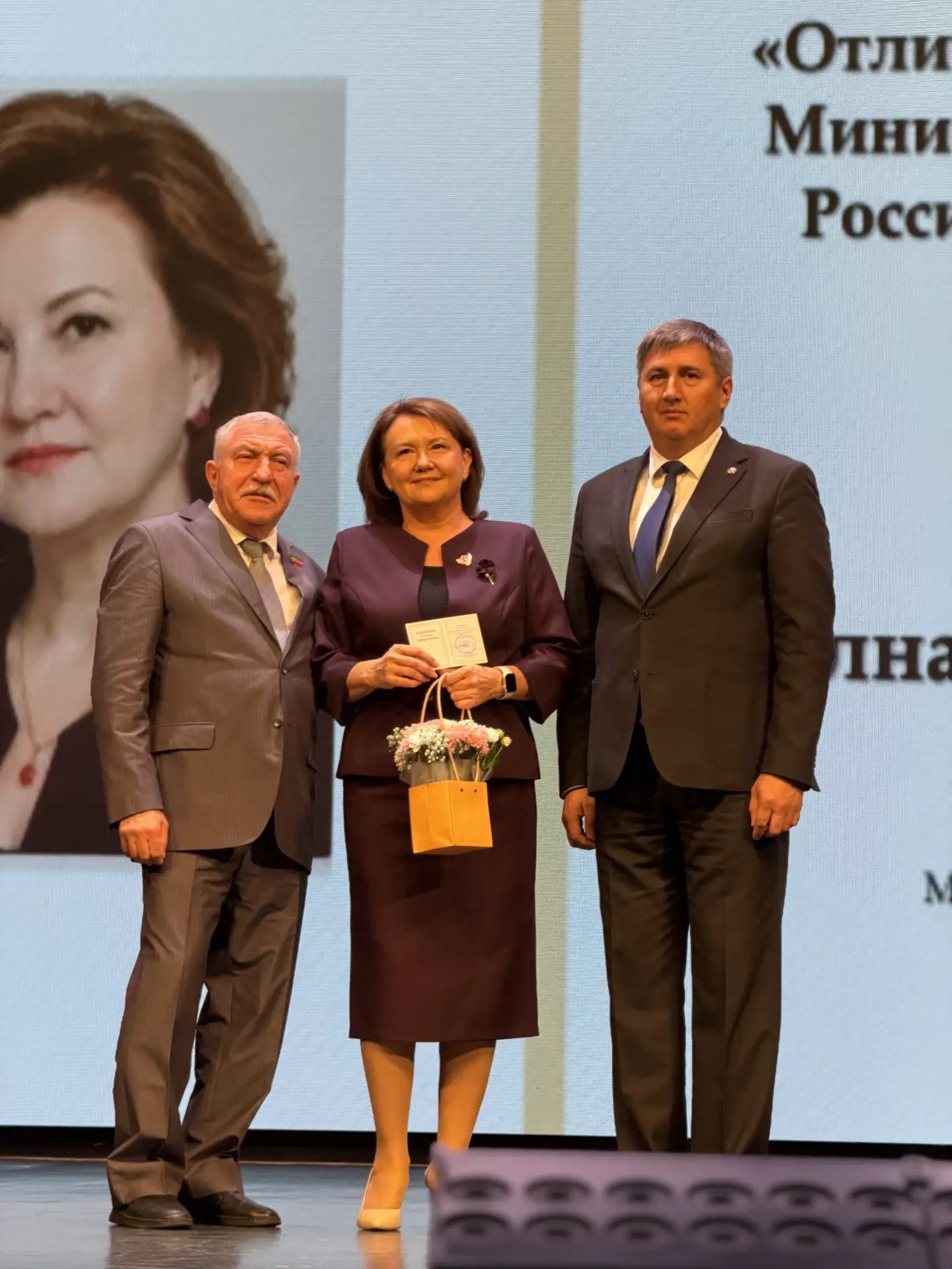 Громкие аплодисменты и улыбки в зале стали лучшим подтверждением того, что внимание и признание заслуг – самая ценная награда для людей этой профессии. Фото: Аделина Хабипова