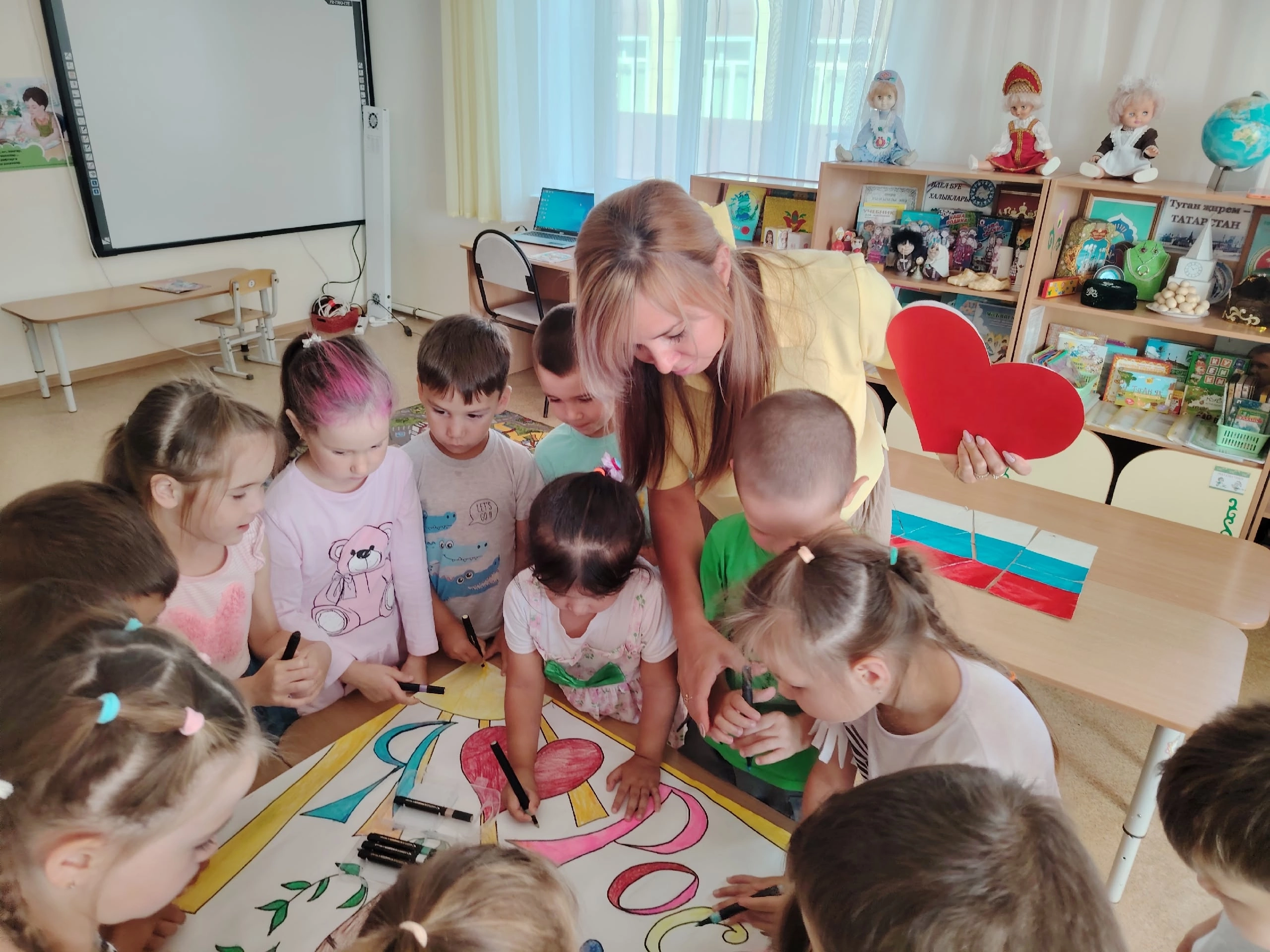 День Государственного флага, который отмечают 22 августа, — праздник, объединяющий граждан и напоминающий о богатой истории страны/ Фото: архивы библиотек 