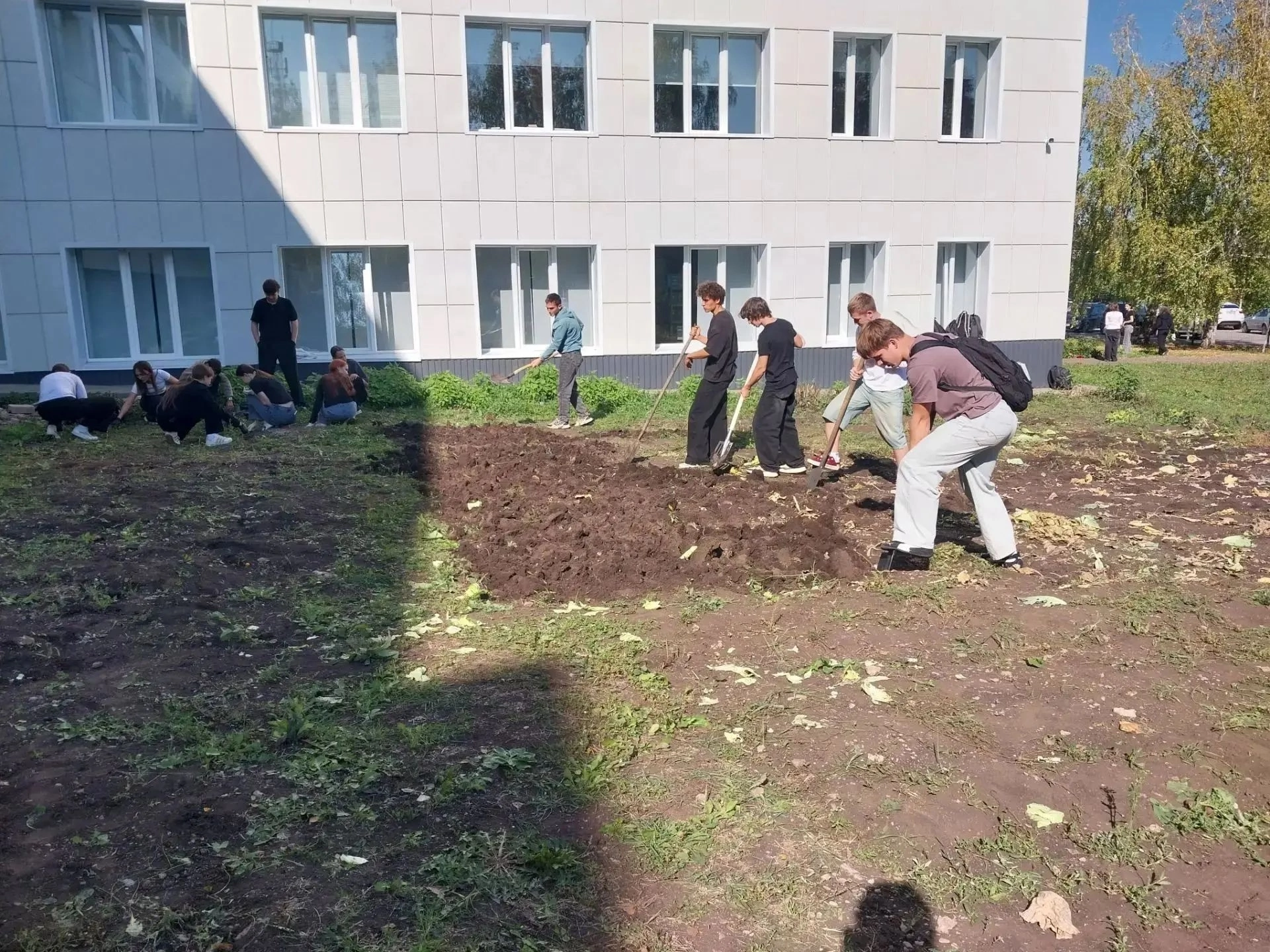 В течение лета учащиеся работали на пришкольном участке 