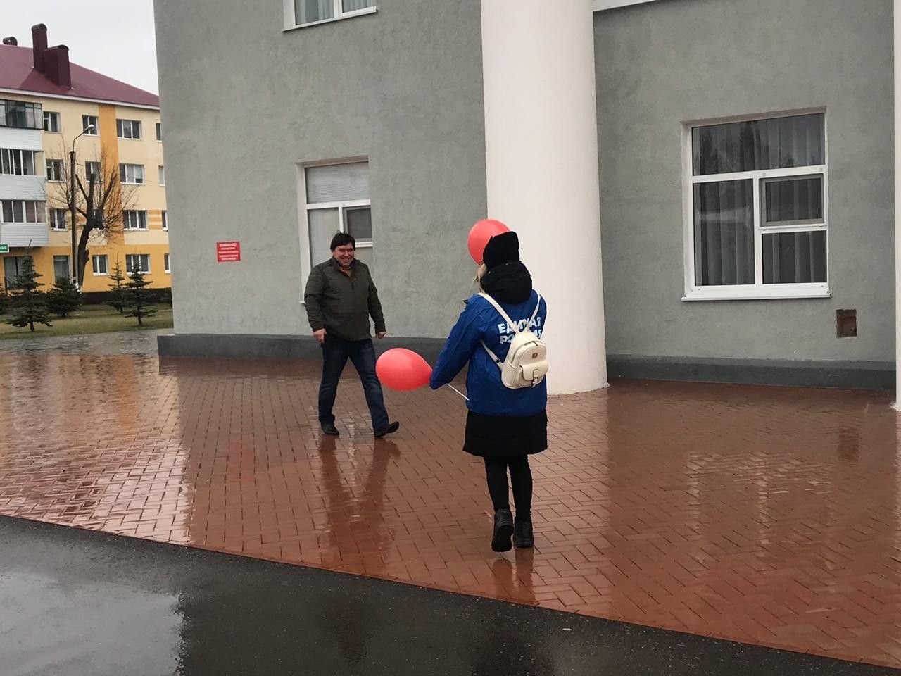 Бавлинские волонтеры раздали шары российского триколора