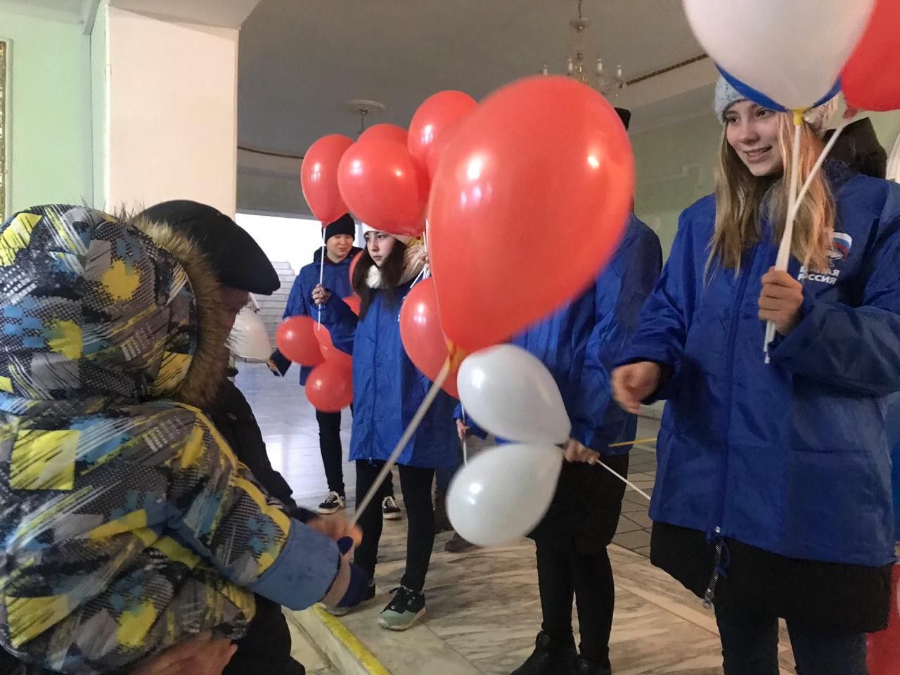 Бавлинские волонтеры раздали шары российского триколора