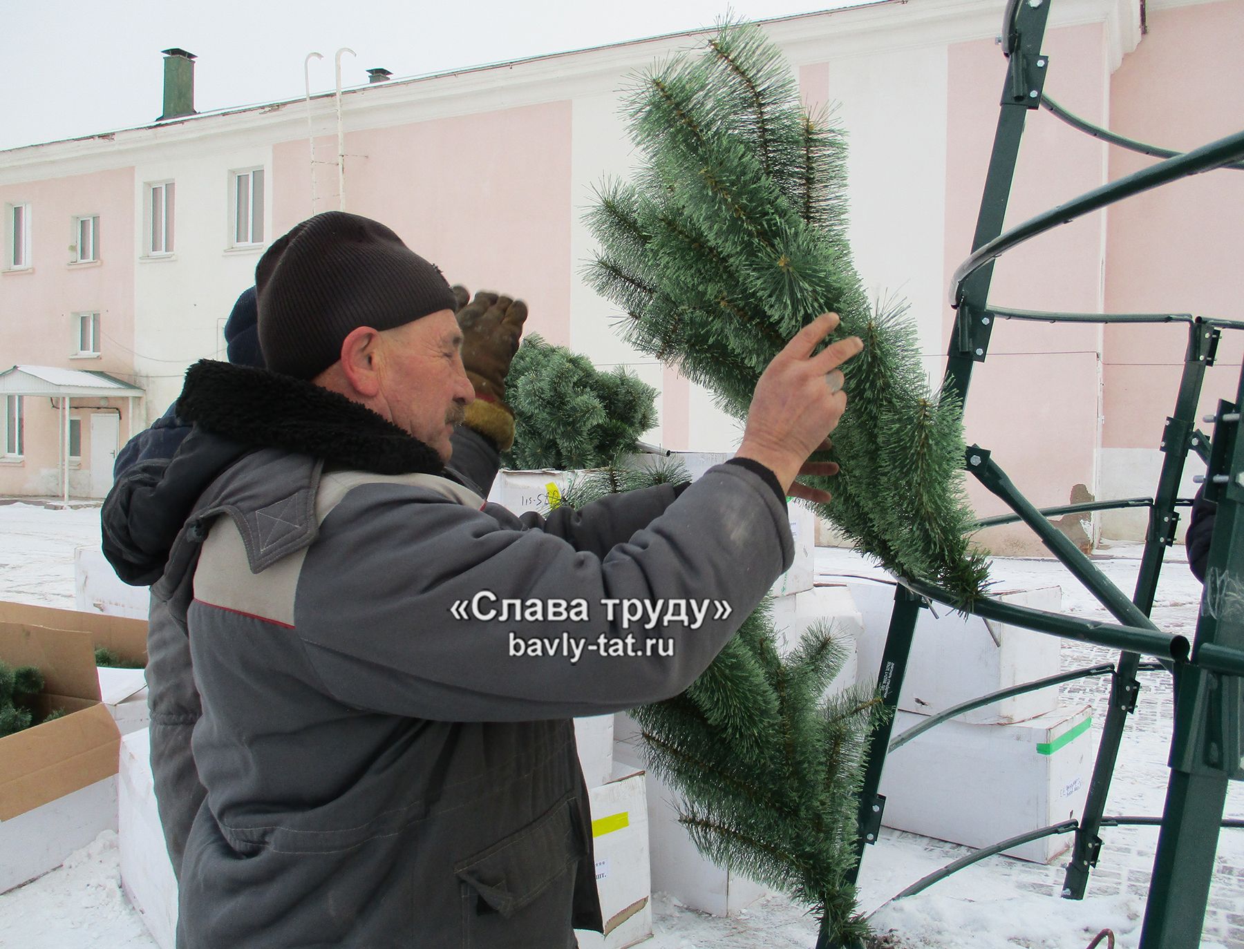 В Бавлах начали установку ёлок