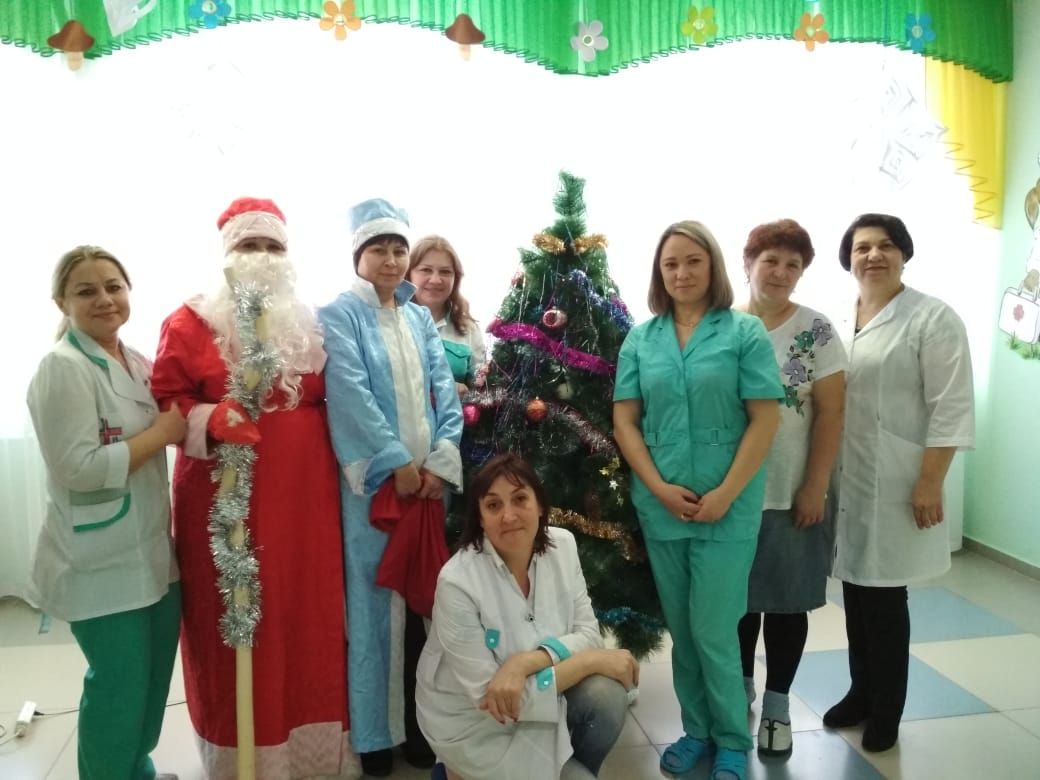 Больничный Дед Мороз порадовал детишек