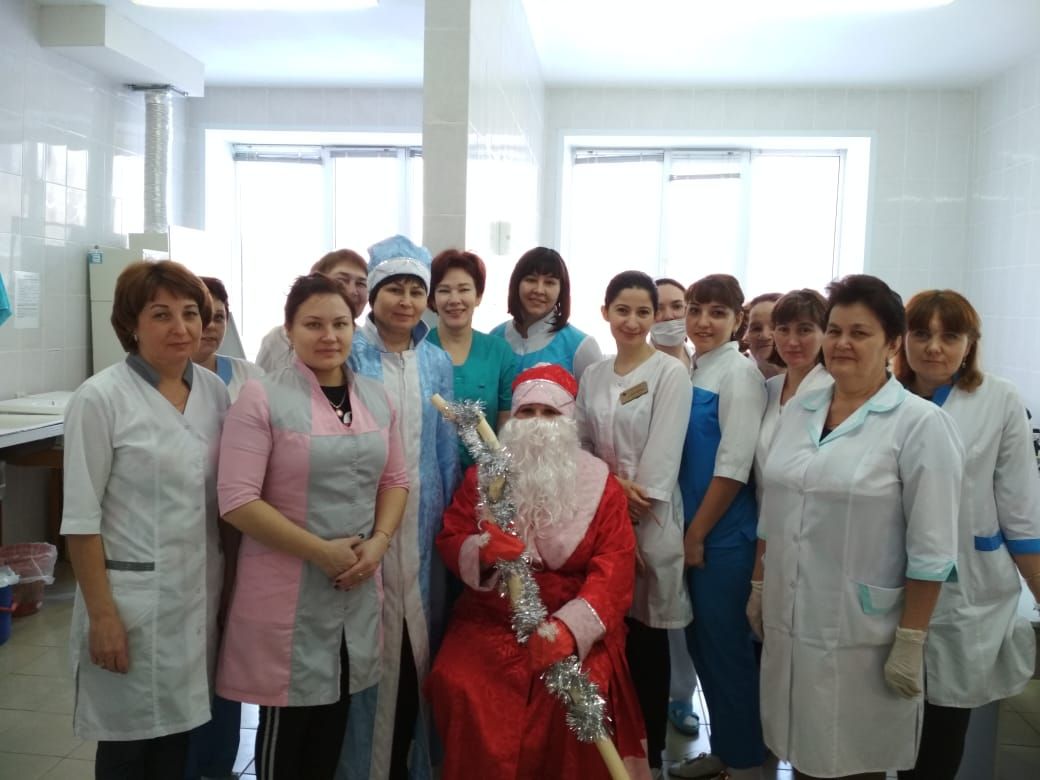 Больничный Дед Мороз порадовал детишек