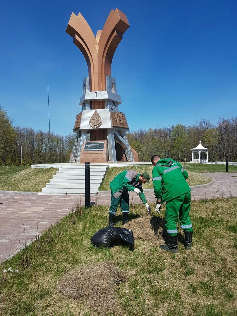 Молодые нефтяники Бавлов организовали субботник по уборке мест отдыха горожан