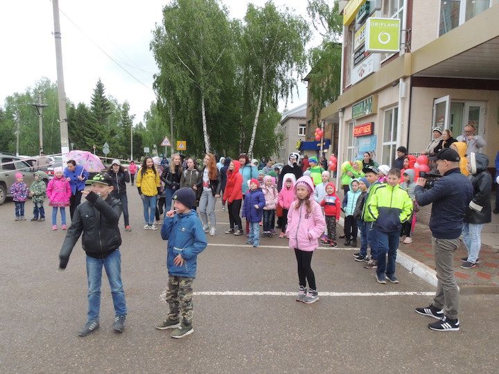 Почему юные бавлинцы танцевали на улице с Пандой и Черепашкой?