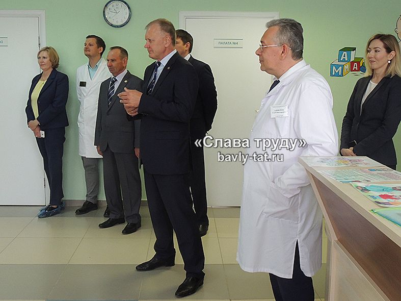 Глава Бавлинского района поздравил маленьких пациентов