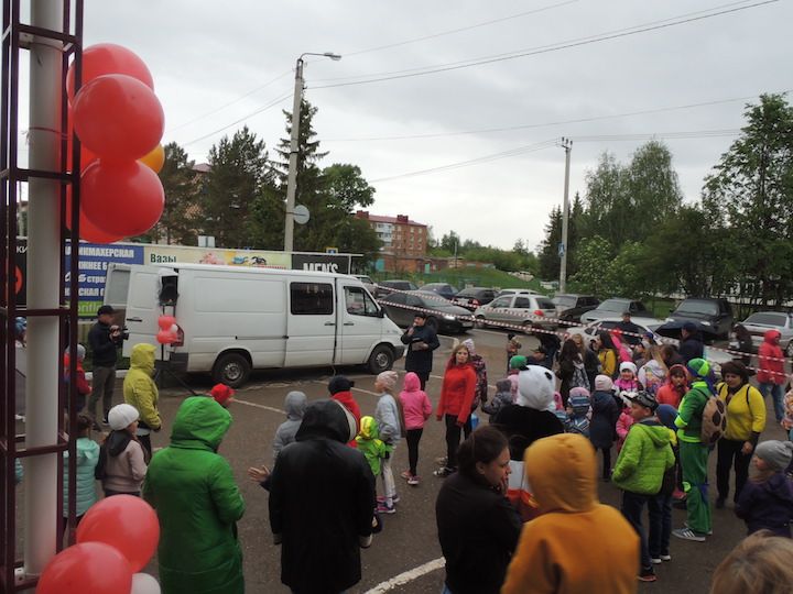 Почему юные бавлинцы танцевали на улице с Пандой и Черепашкой?