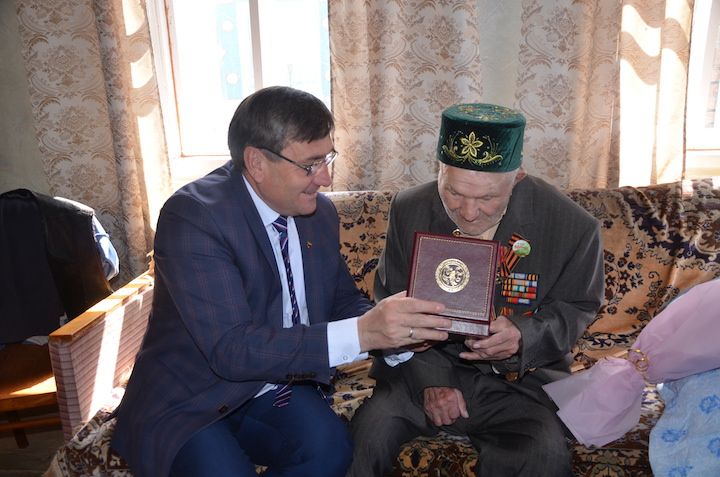 В День России бавлинские ветераны получили медали