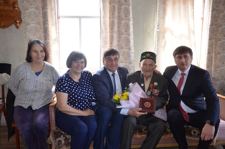 В День России бавлинские ветераны получили медали