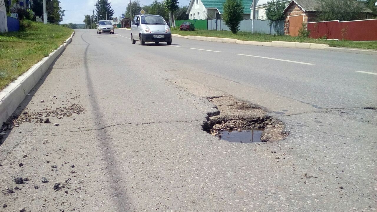 Яма на дороге представляет опасность для бавлинцев