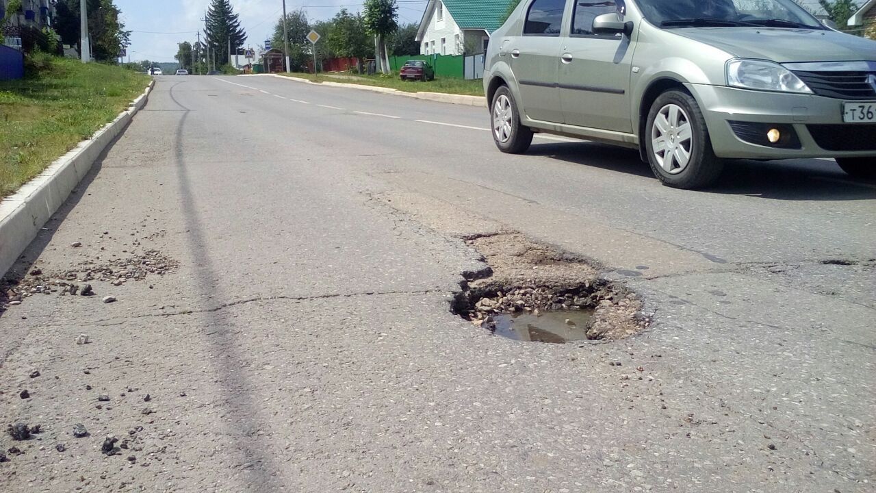 Яма на дороге представляет опасность для бавлинцев