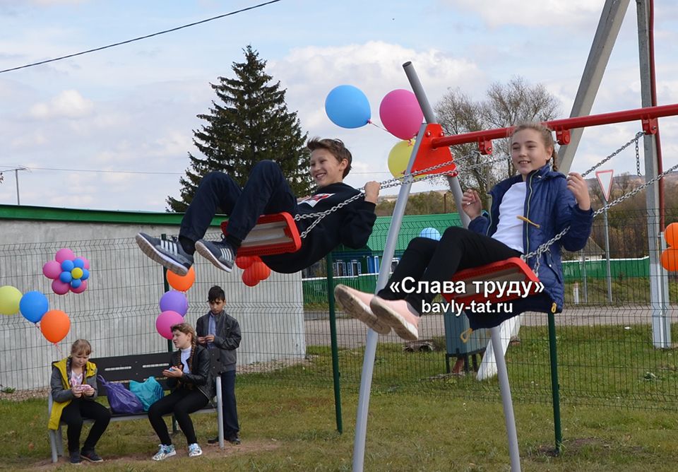 Депутат Ирек Салихов подарил еще одному бавлинскому селу детскую площадку