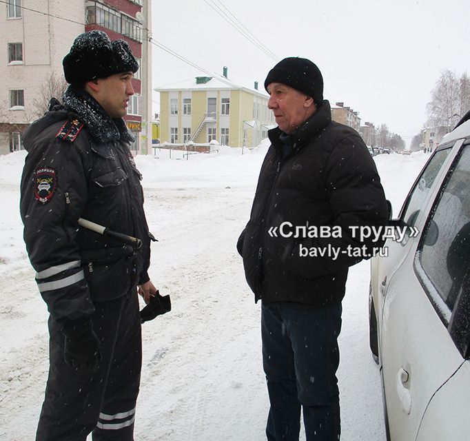 В Бавлах сотрудники ГИБДД необычно поздравили водителей