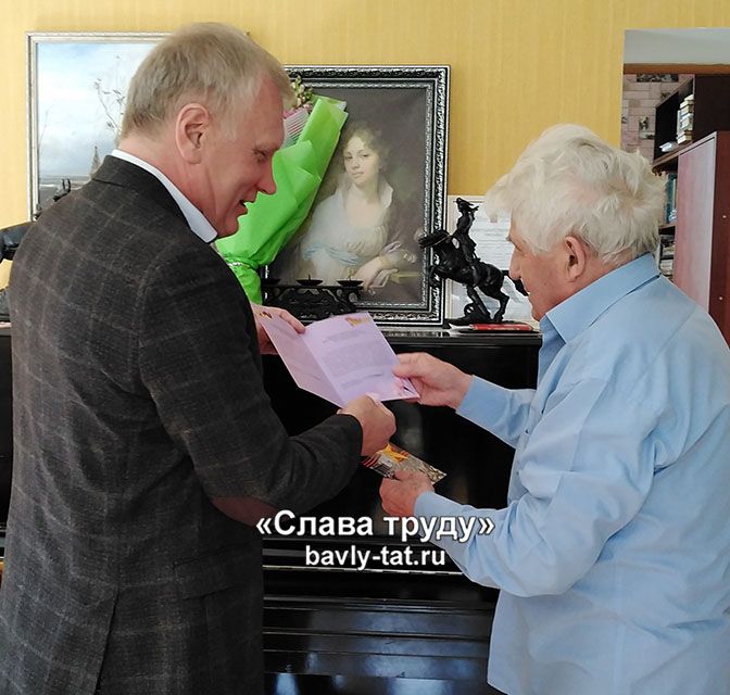 Ветераны Бавлов получают подарки от президента Татарстана