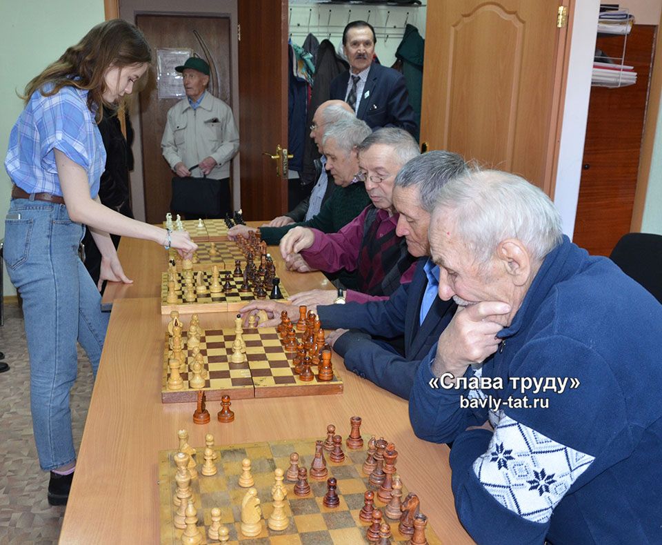 Бавлинские ветераны и молодые чемпионки сразились за шахматной доской