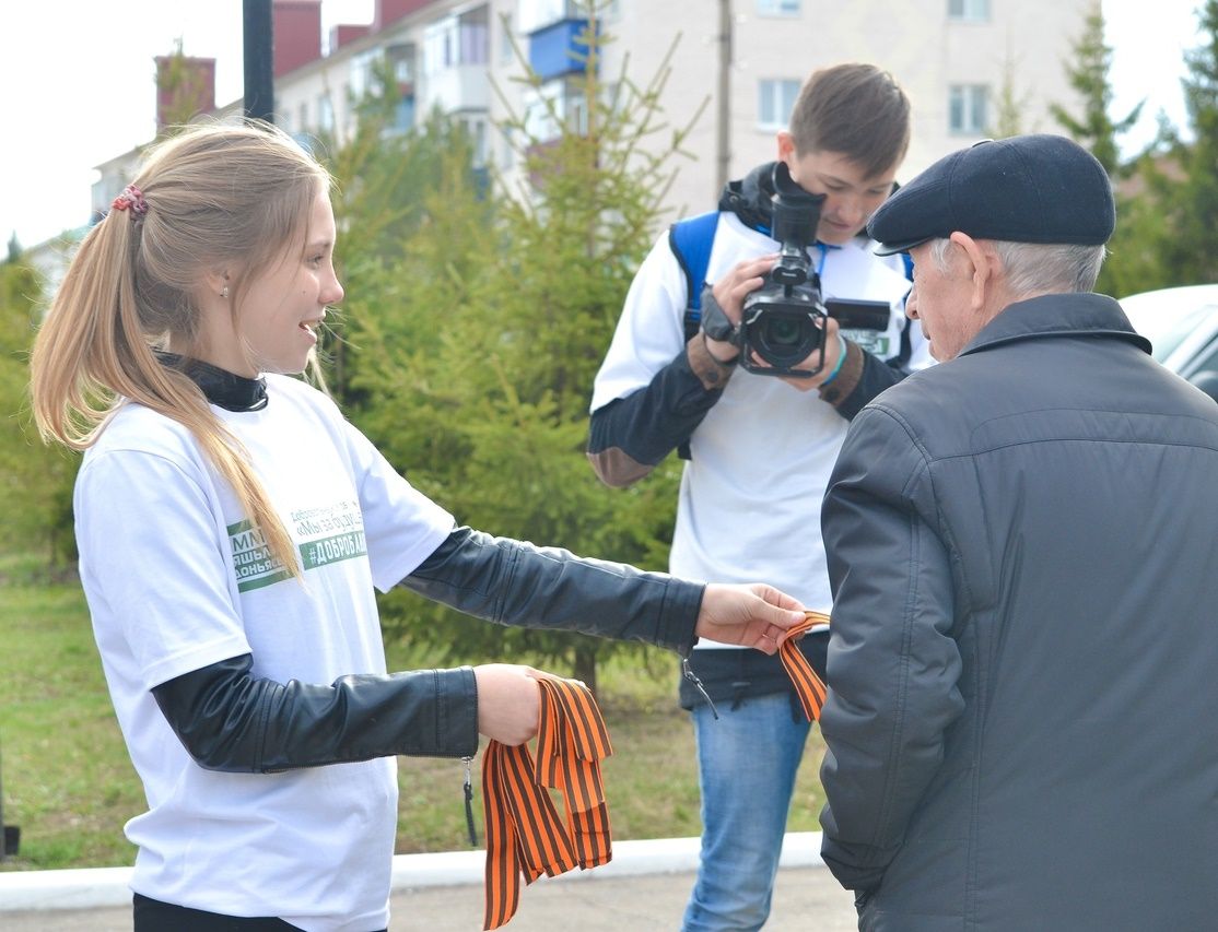 В Бавлах волонтёры раздавали георгиевские ленты