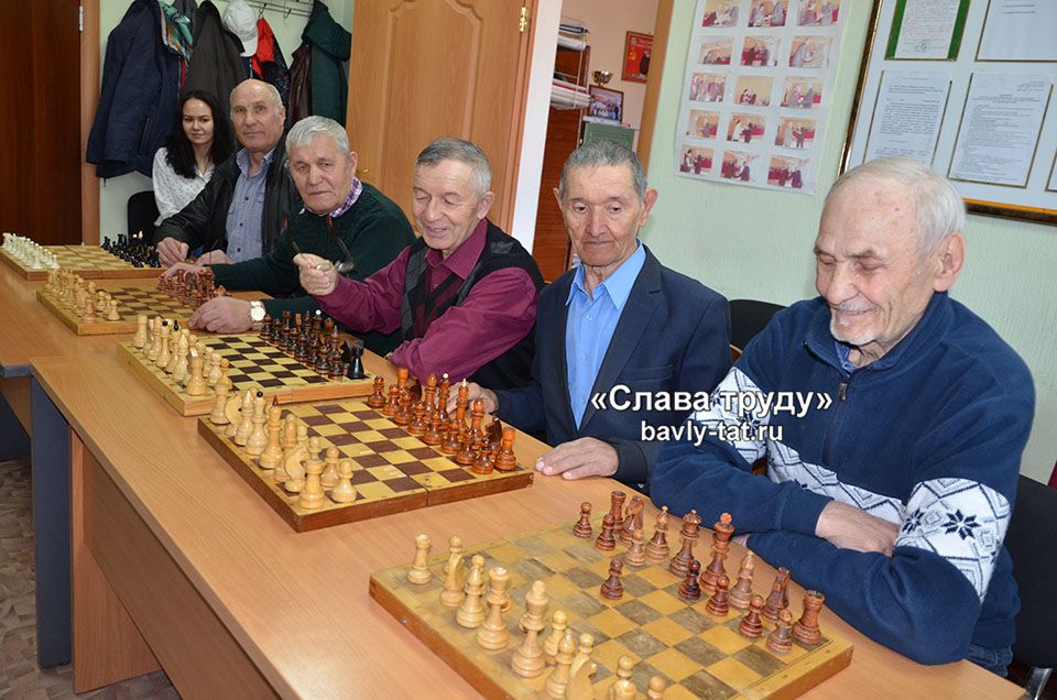 Бавлинские ветераны и молодые чемпионки сразились за шахматной доской