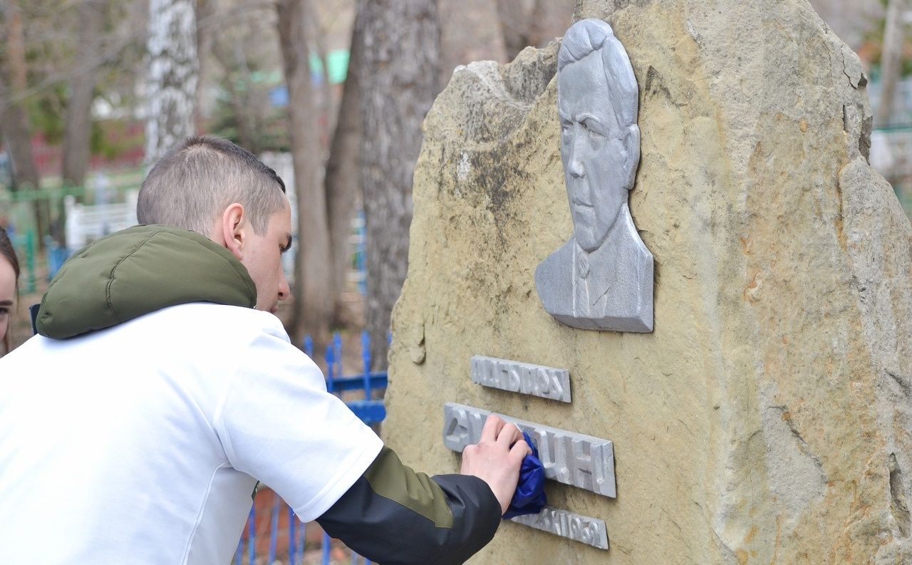 Новая акция волонтеров в Бавлах: ребята привели в порядок место захоронения поэта Сирина Батыршина
