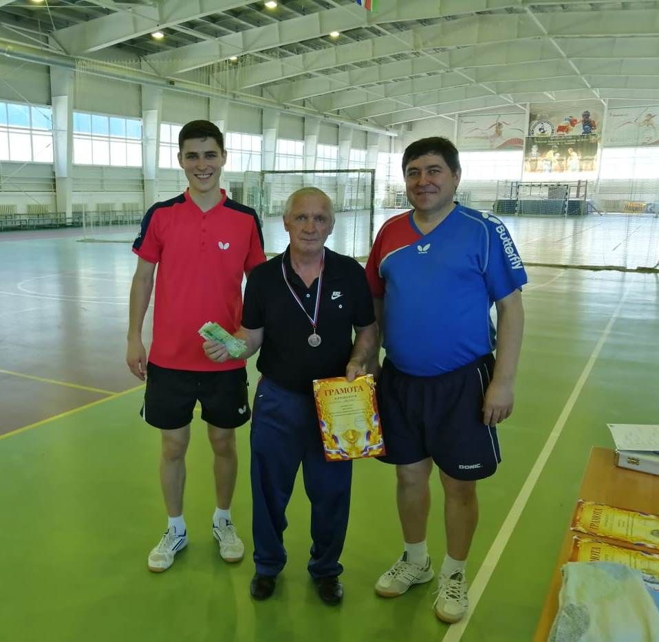 В Бавлах теннисисты посвятили турнир годовщине Великой Победы