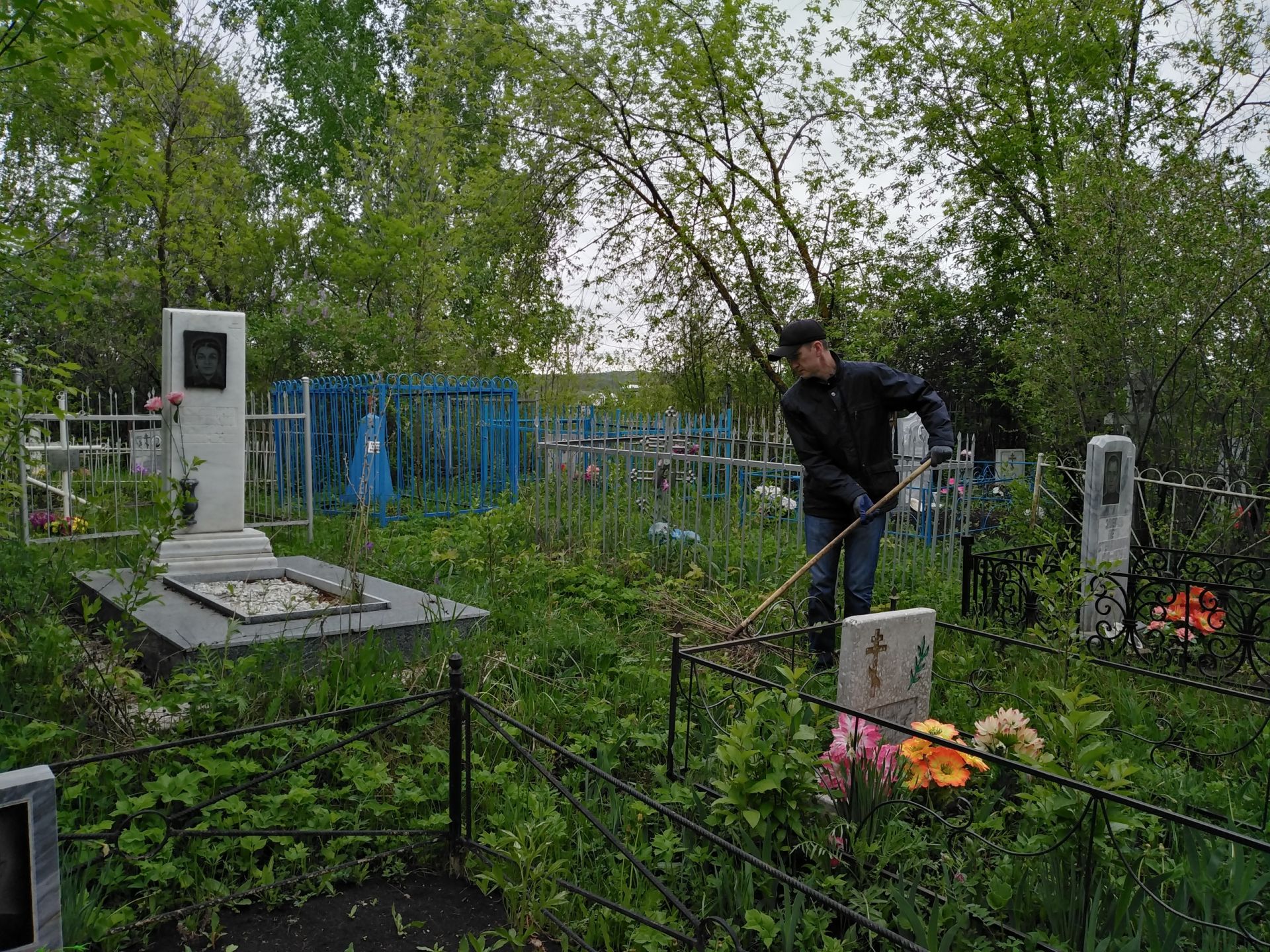 Бавлинцы очистили городские кладбища