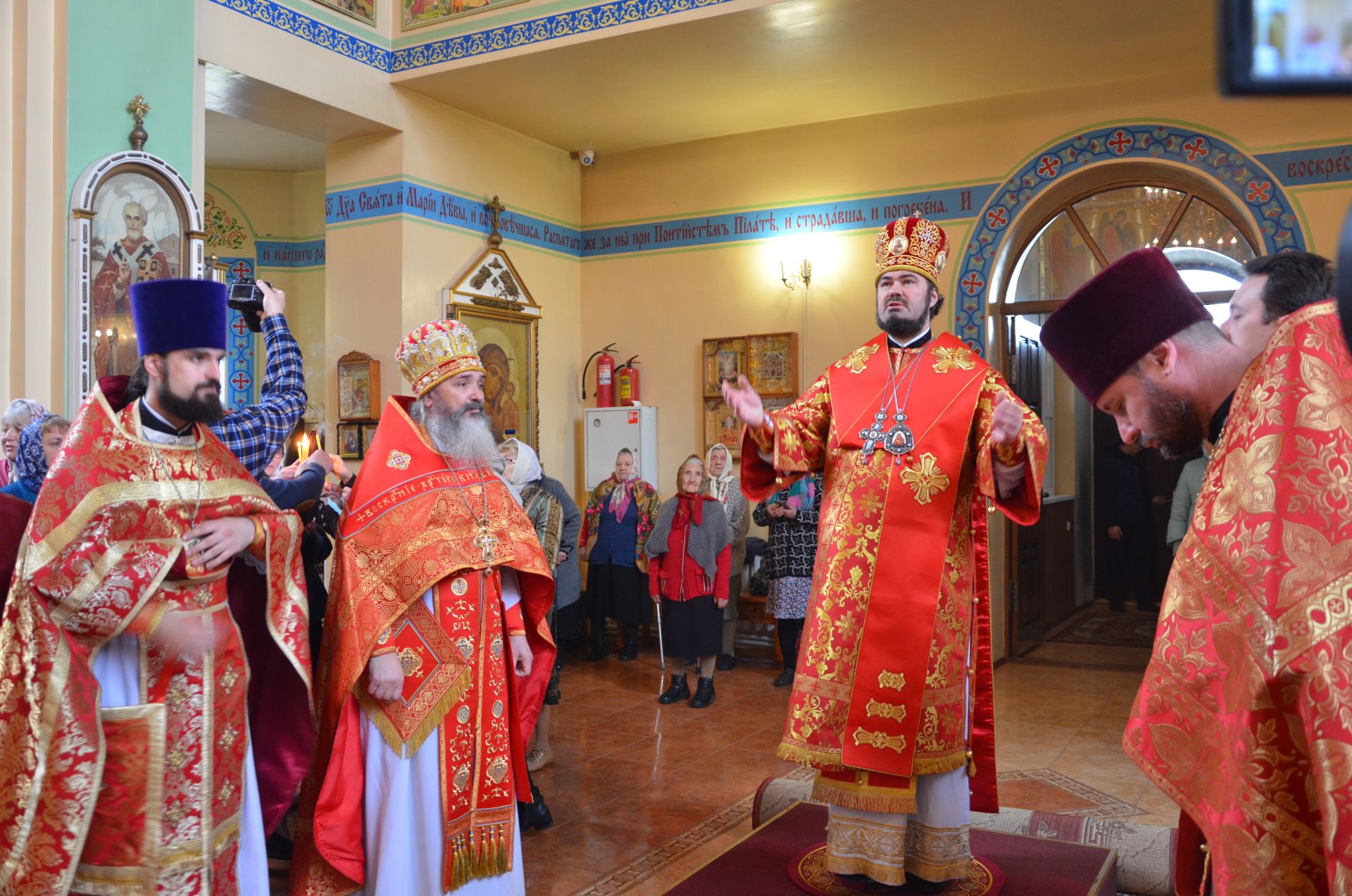 В Бавлах епископ Мефодий возглавил праздничное богослужение