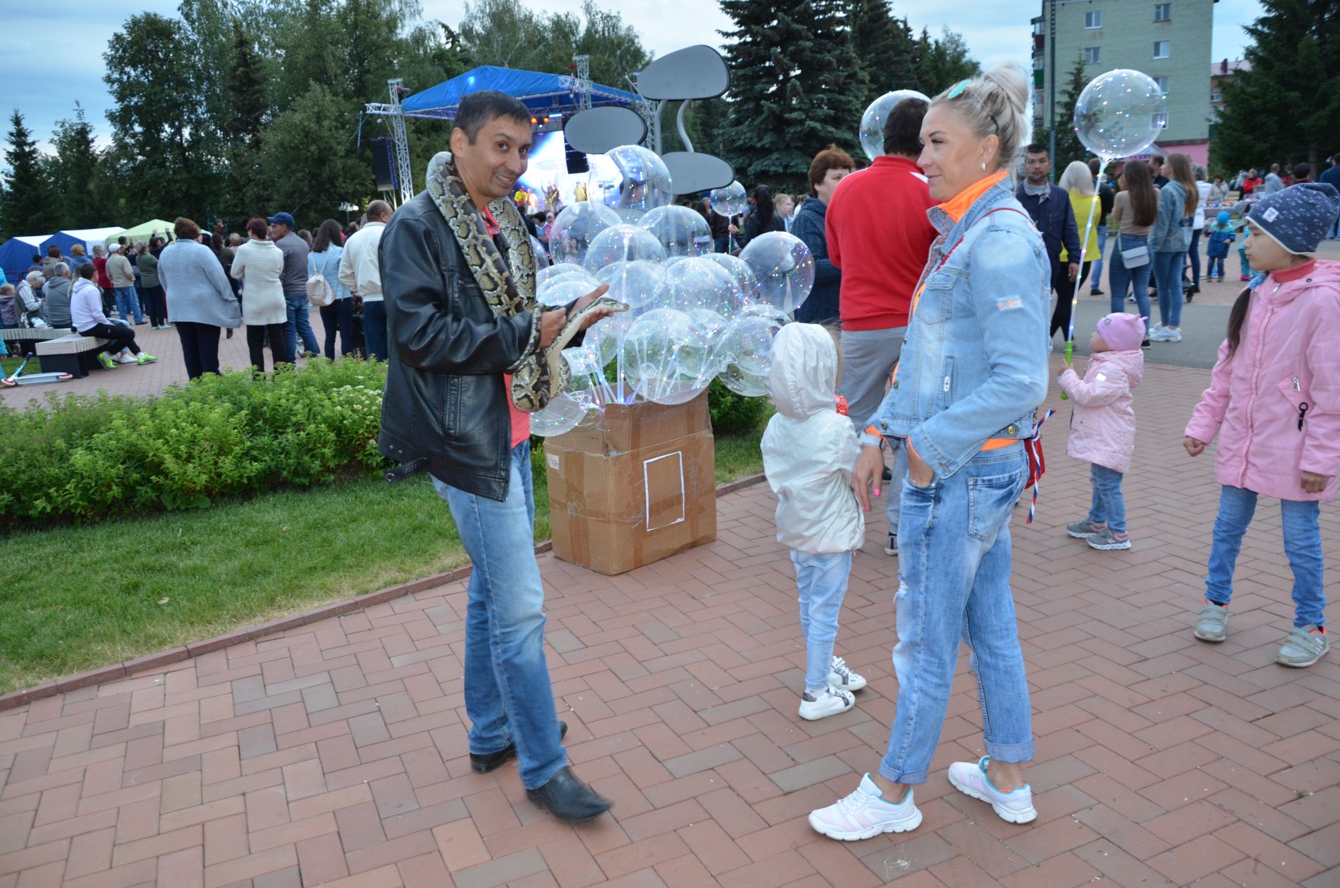 День молодёжи в Бавлах: волосы дыбом и яблоки в карамели