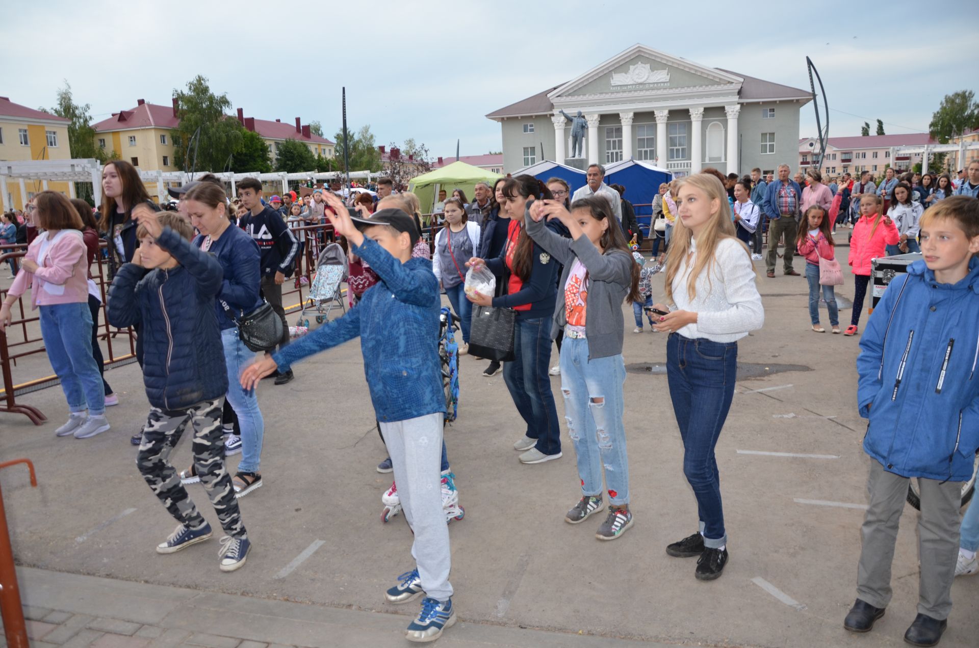 День молодёжи в Бавлах: волосы дыбом и яблоки в карамели