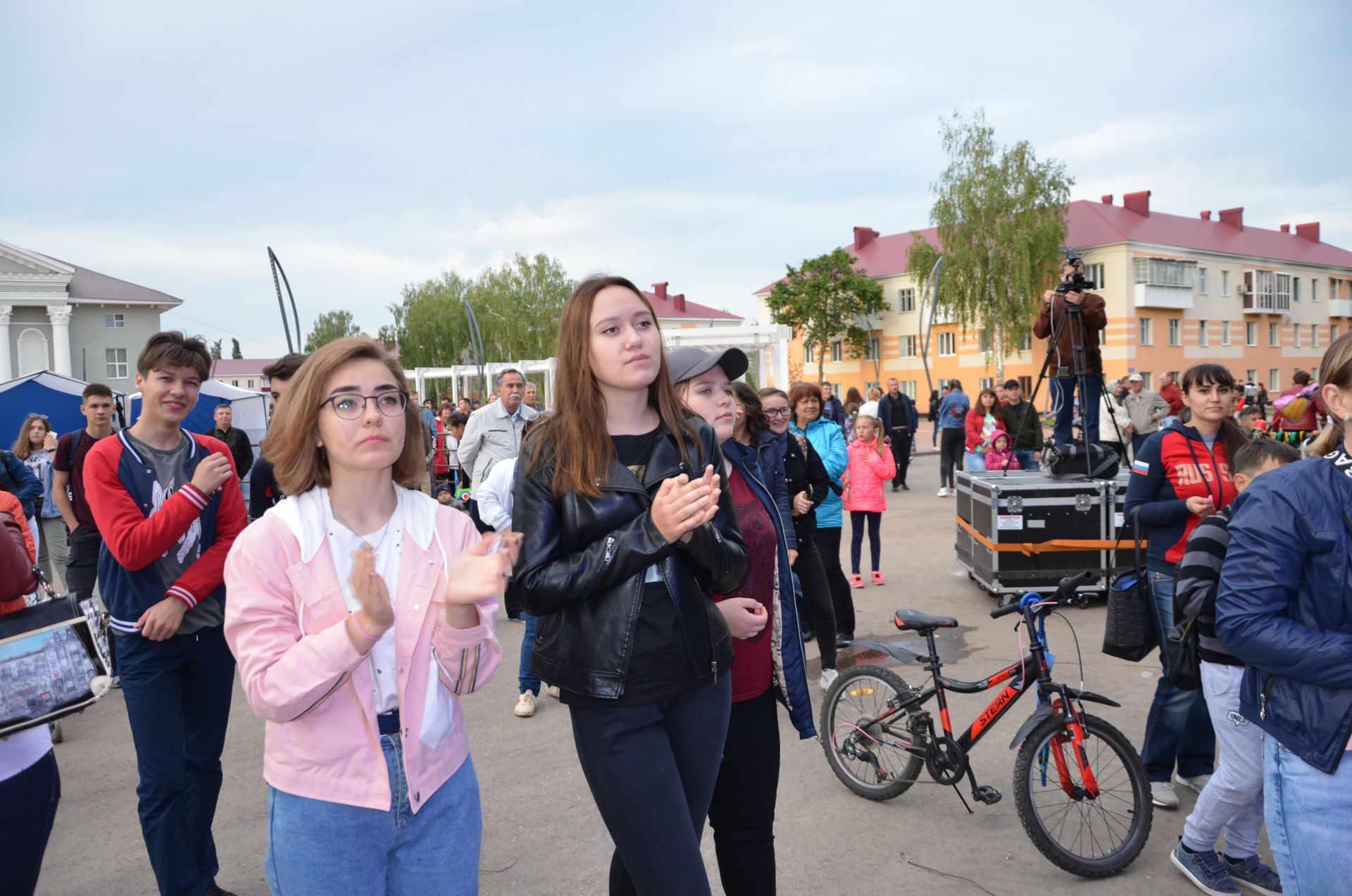 День молодёжи в Бавлах: волосы дыбом и яблоки в карамели