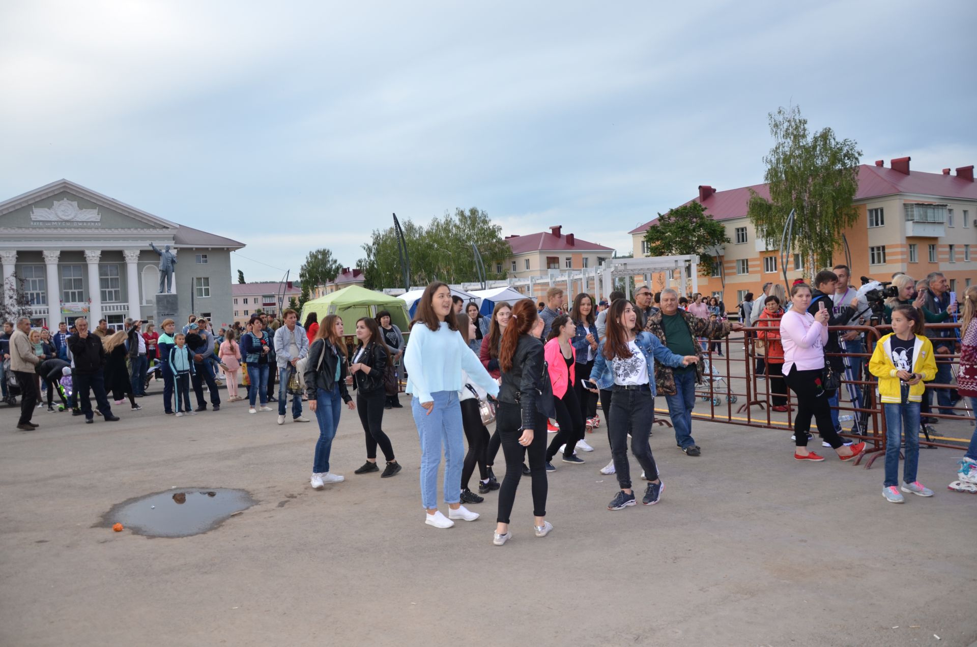 День молодёжи в Бавлах: волосы дыбом и яблоки в карамели