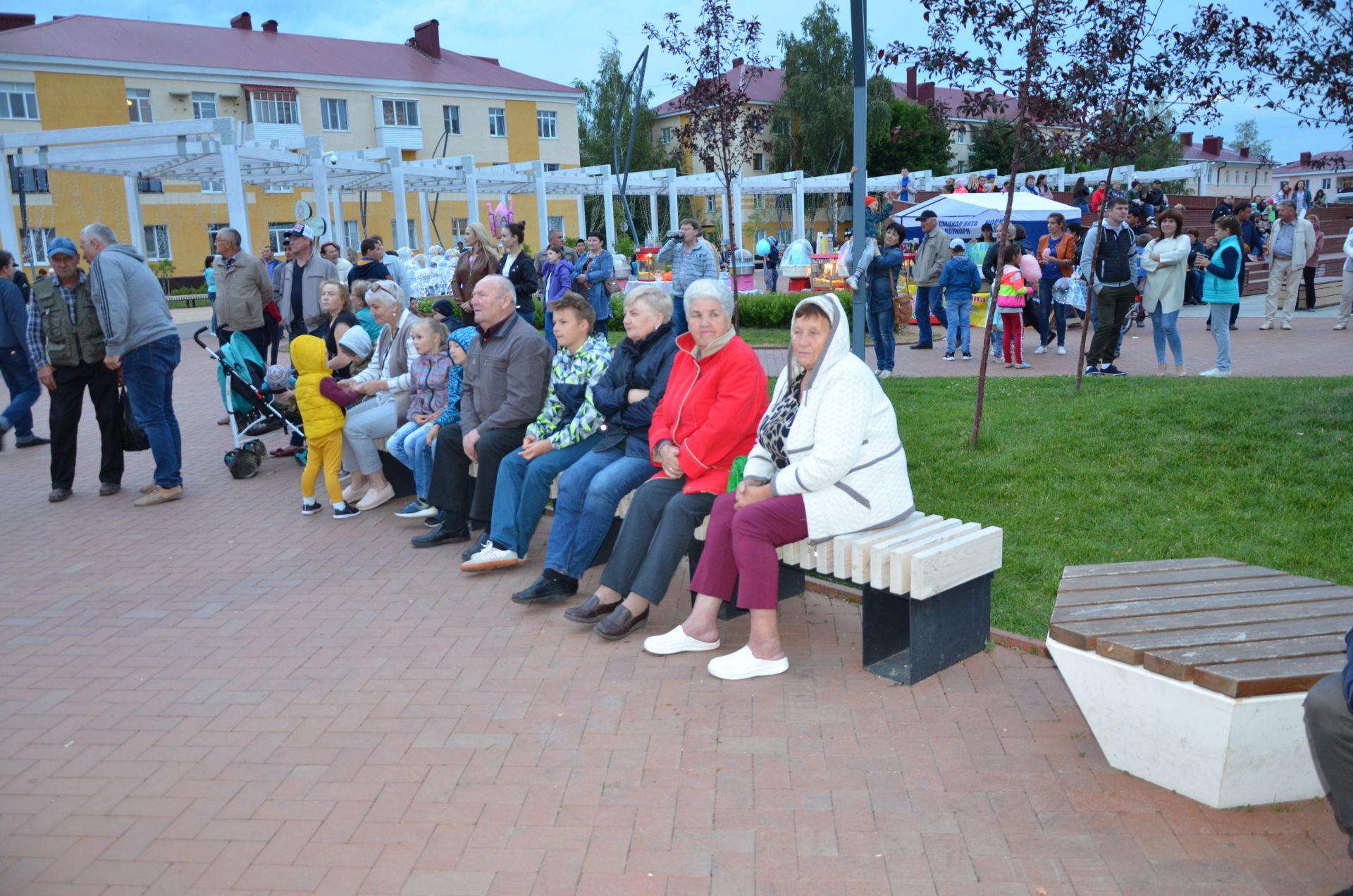 День молодёжи в Бавлах: волосы дыбом и яблоки в карамели