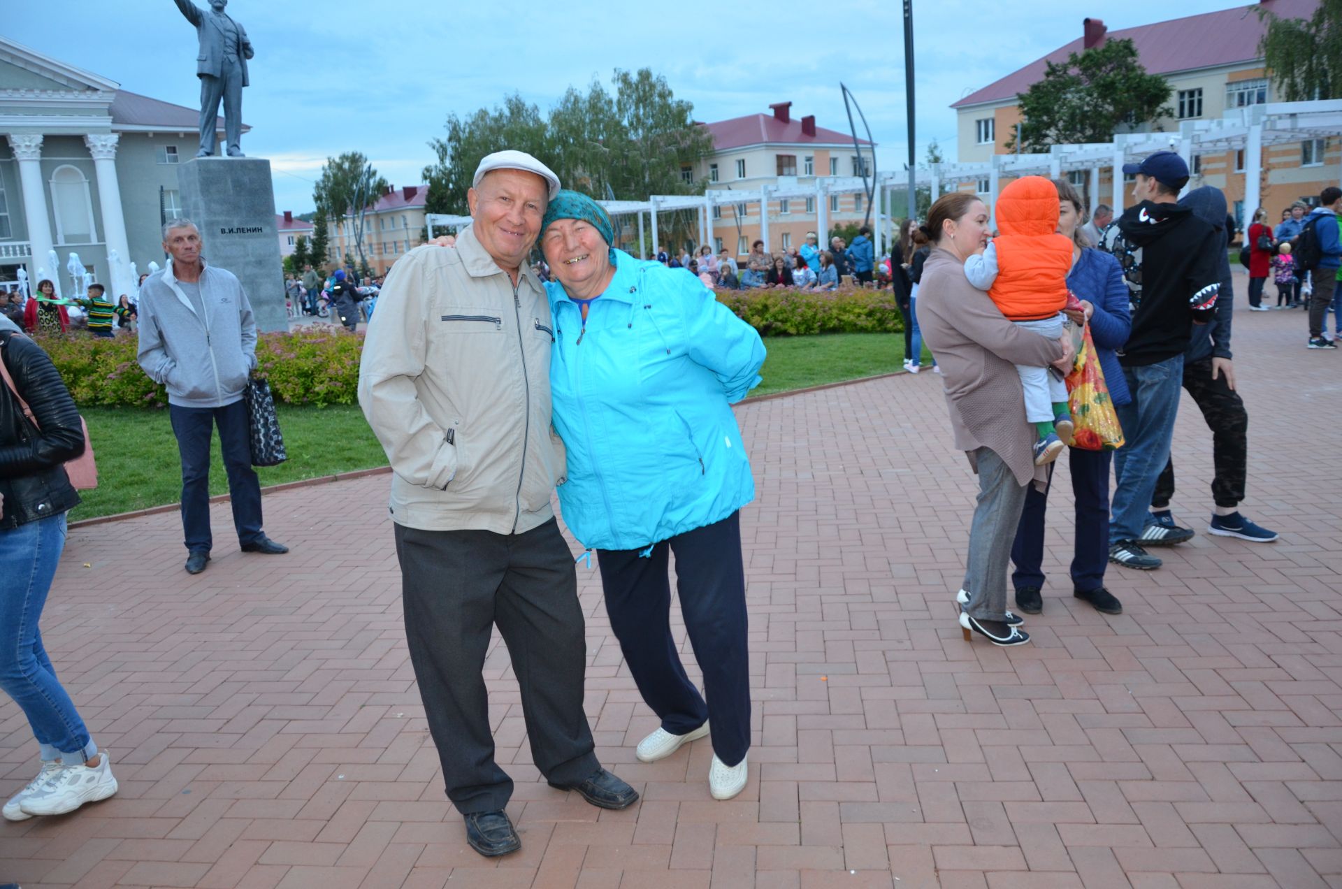 День молодёжи в Бавлах: волосы дыбом и яблоки в карамели