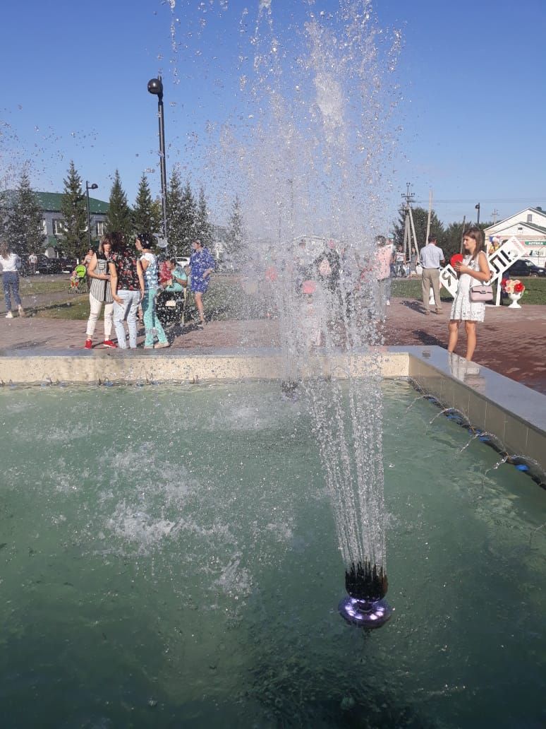 В парке "Ватан" забил фонтан, или Как отметили День города жители нижней части Бавлов
