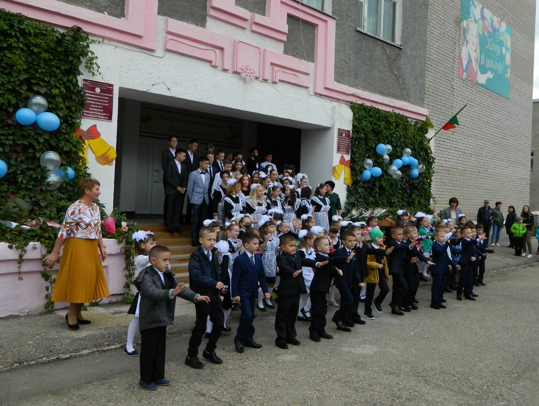 У бавлинских школьников начался учебный год: фоторепортаж с торжественной линейки в школе №5