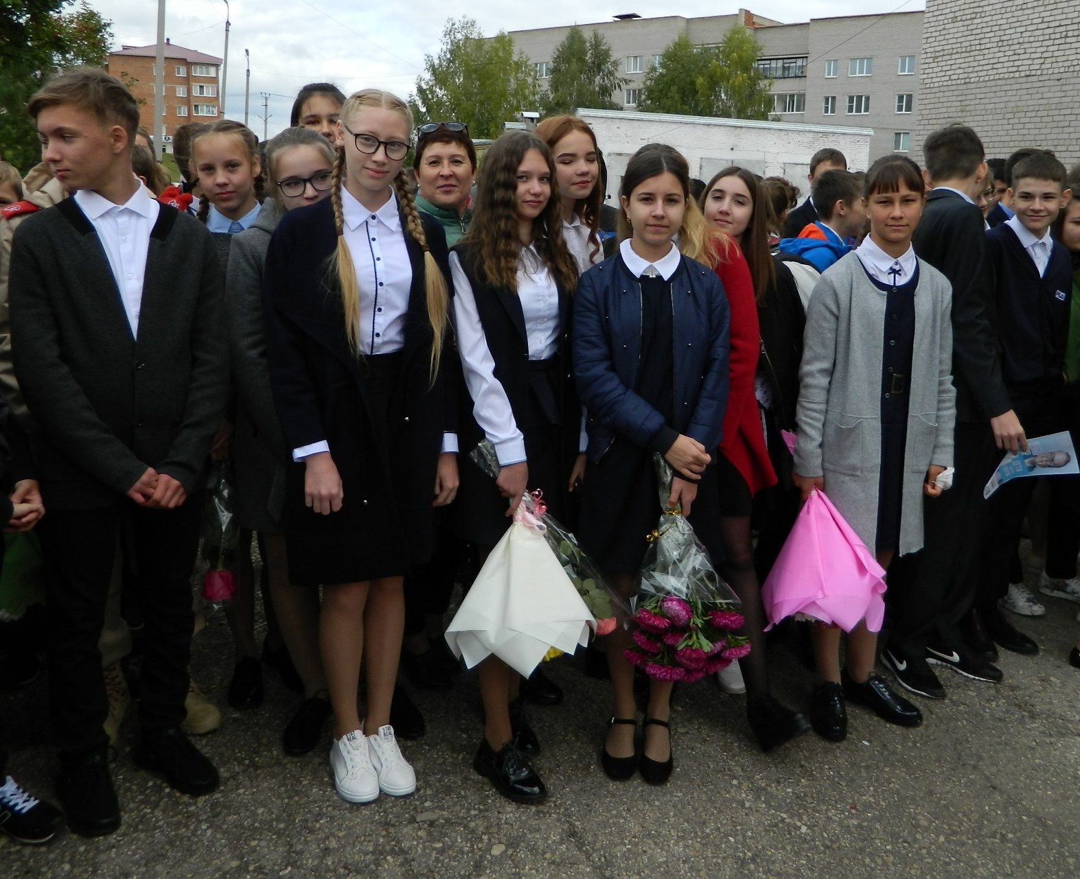 У бавлинских школьников начался учебный год: фоторепортаж с торжественной линейки в школе №5