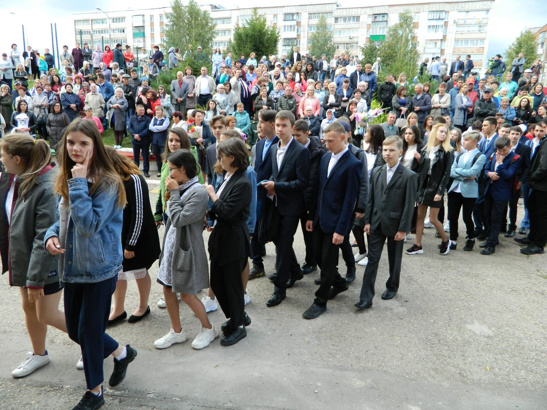 У бавлинских школьников начался учебный год: фоторепортаж с торжественной линейки в школе №5