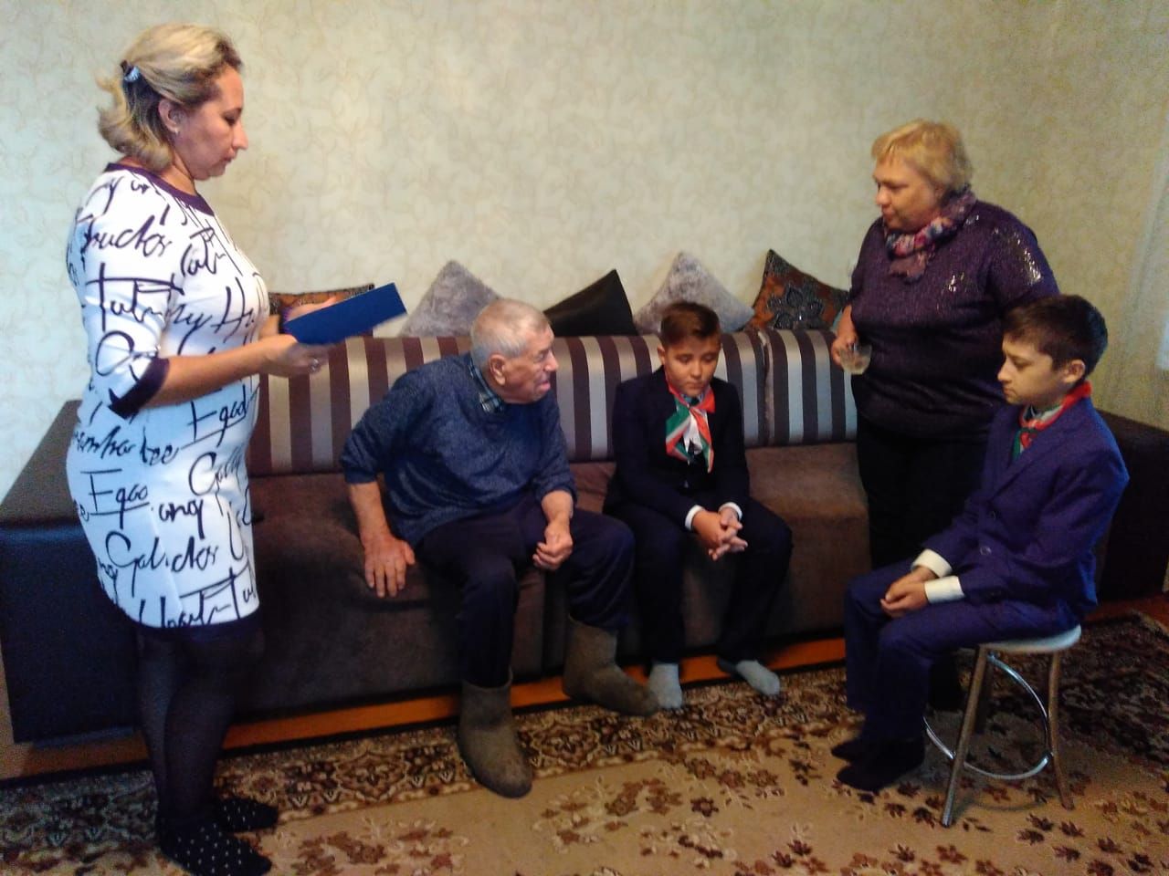 Бавлинские школьники поздравили ветеранов с наступающим Днём пожилых людей