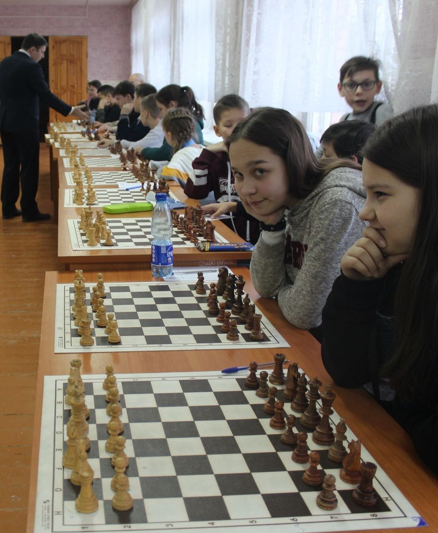 В Бавлах юные шахматисты сыграли с гроссмейстером и Дедом Морозом
