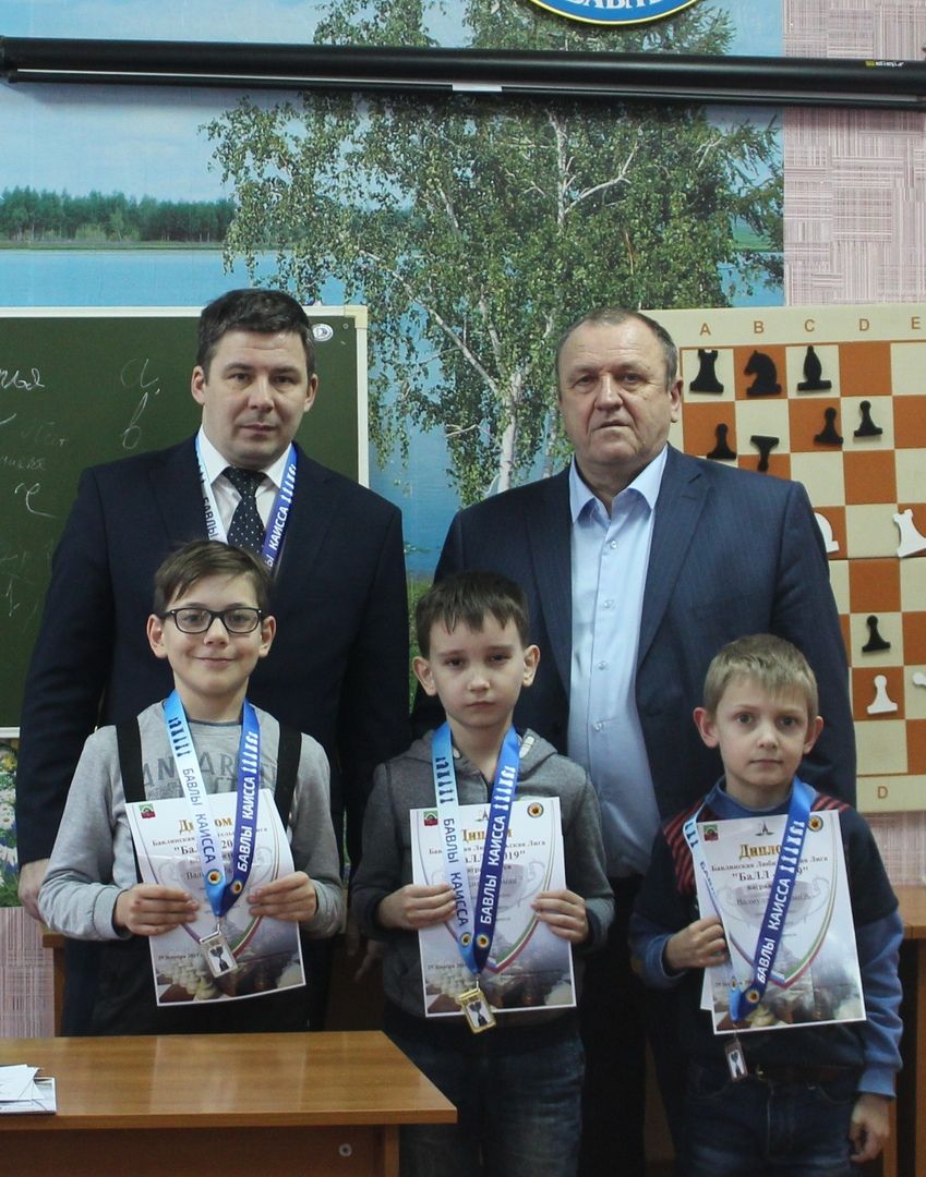 В Бавлах юные шахматисты сыграли с гроссмейстером и Дедом Морозом