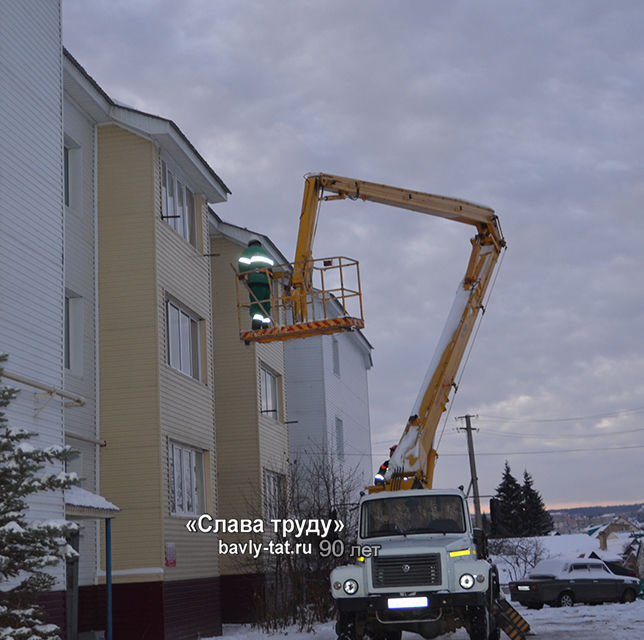 В Бавлах  убирают снег с крыш