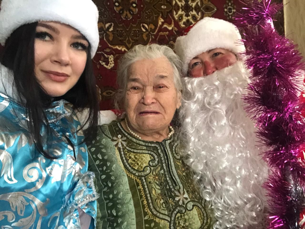 К старикам, живущим в Нефтепроводе Бавлов пришёл Дед Мороз