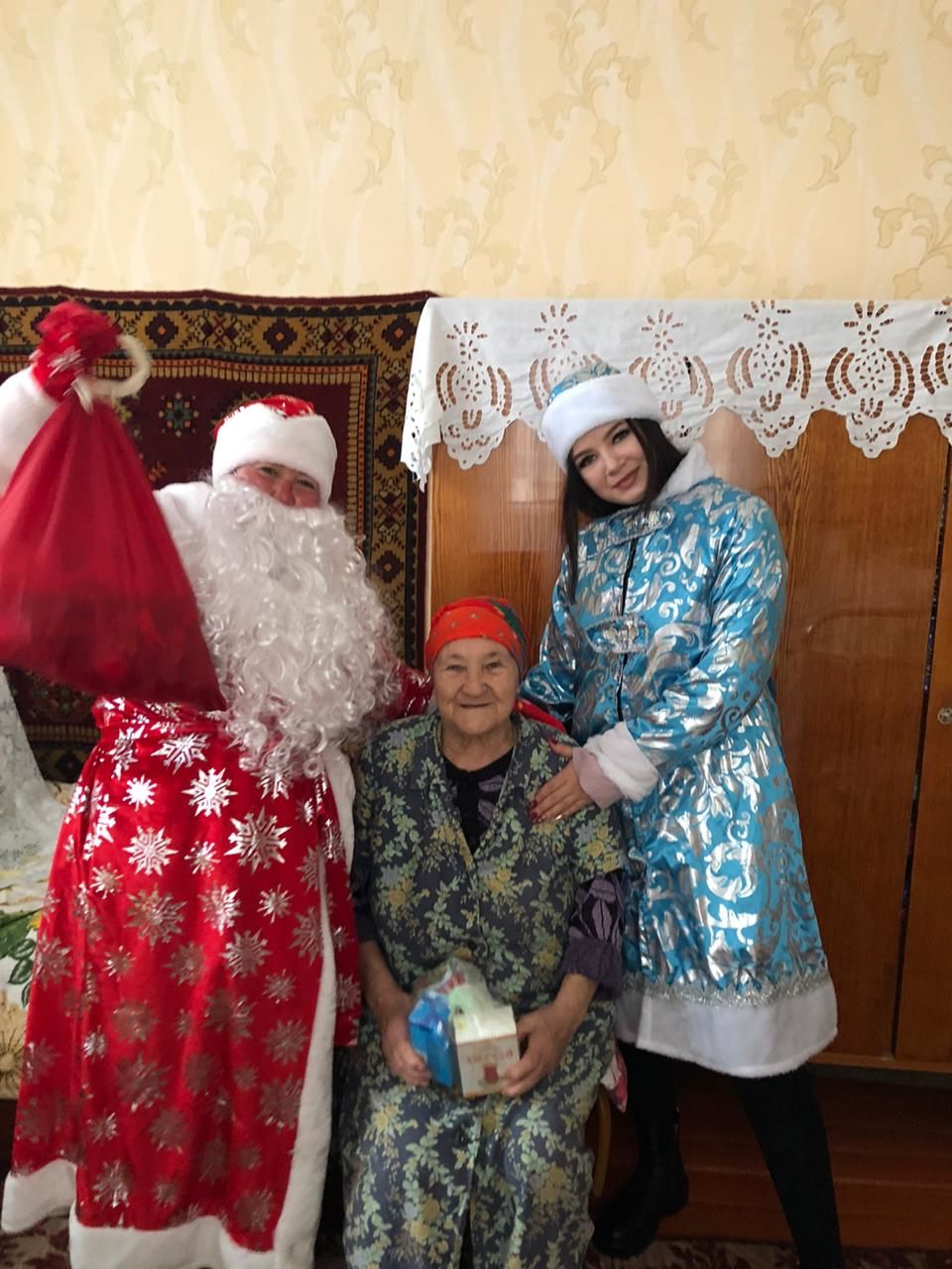 К старикам, живущим в Нефтепроводе Бавлов пришёл Дед Мороз