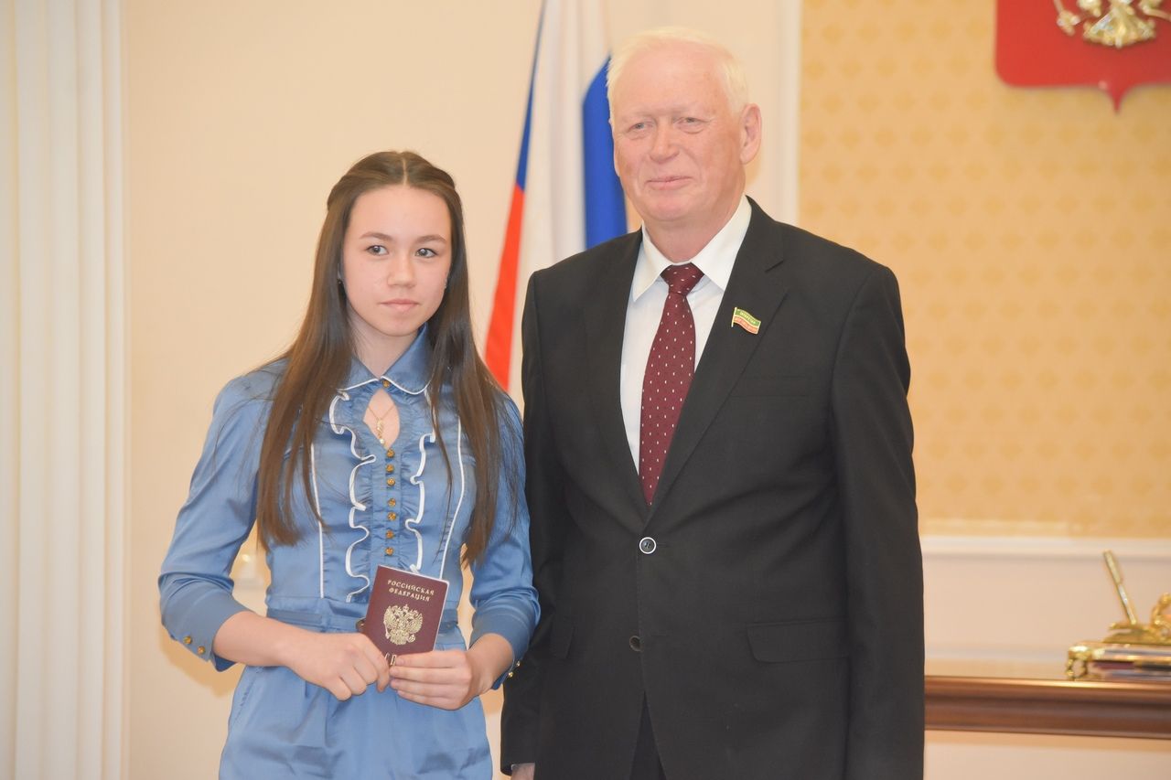 Депутат Госсовета РТ вручил юным бавлинцам паспорта