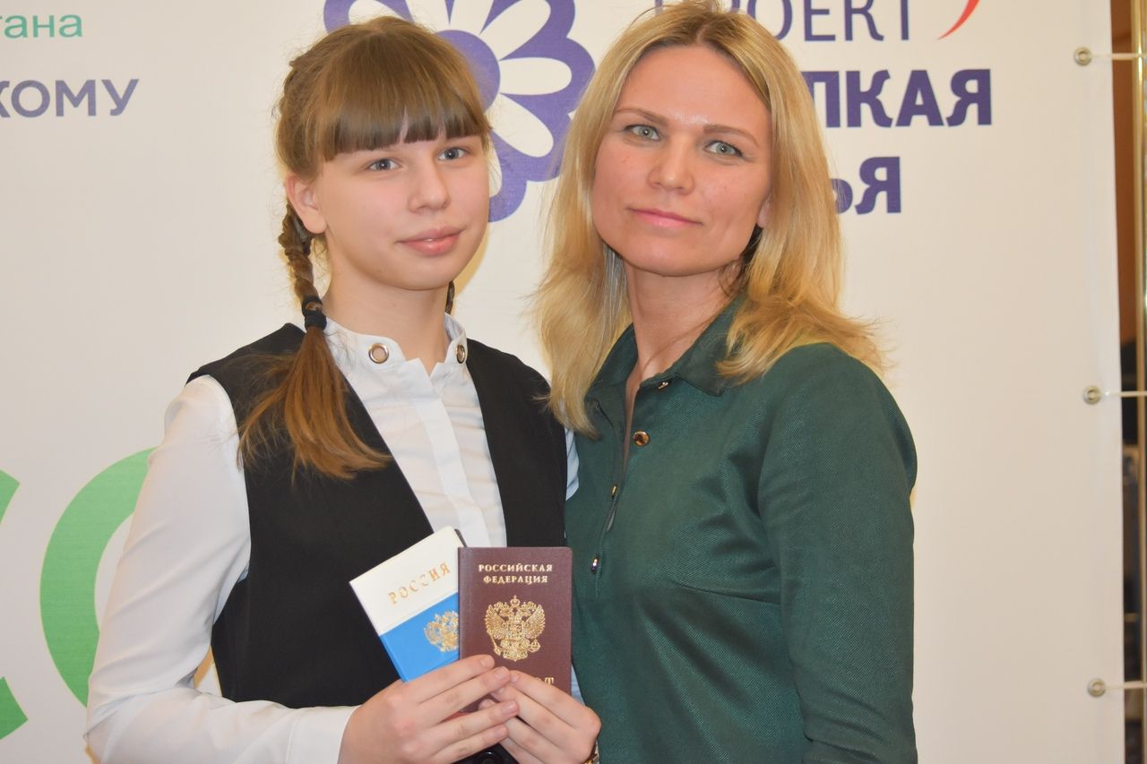 Депутат Госсовета РТ вручил юным бавлинцам паспорта